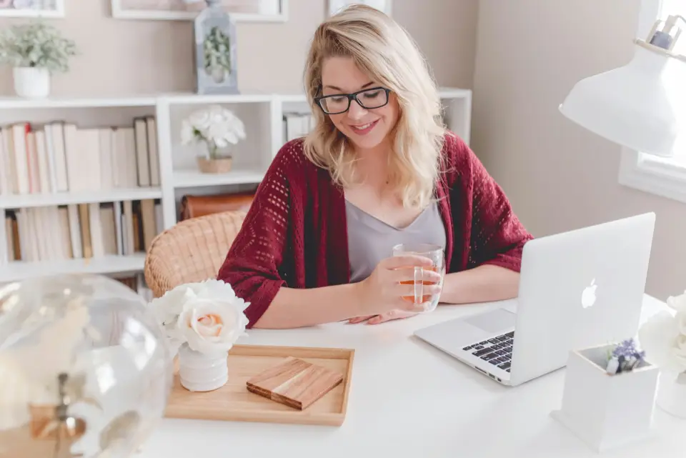 Mujer estudiando en su computadora portátil desde casa