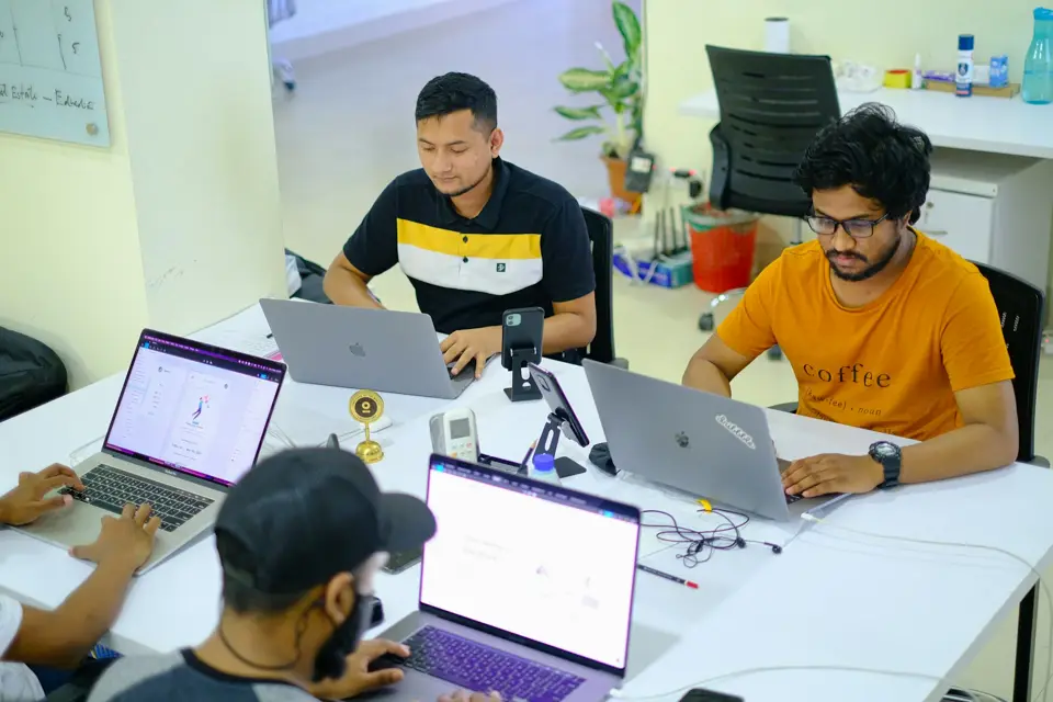 Equipo de trabajo con computadoras portátiles en una oficina